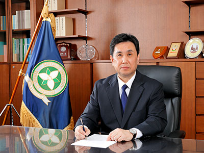 畠山鎮次